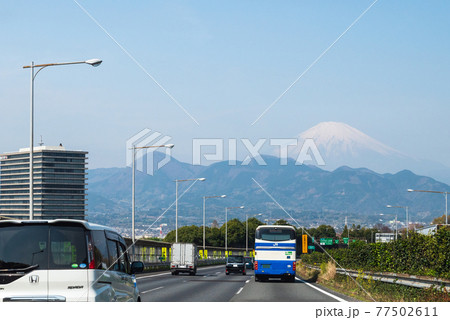 高速道路を走る車 高速道路を走る車 77502611