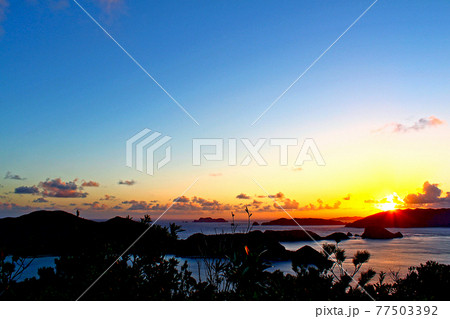【沖縄】座間味島・高月山園地展望所からの眺め　慶良間諸島に昇る朝日 77503392