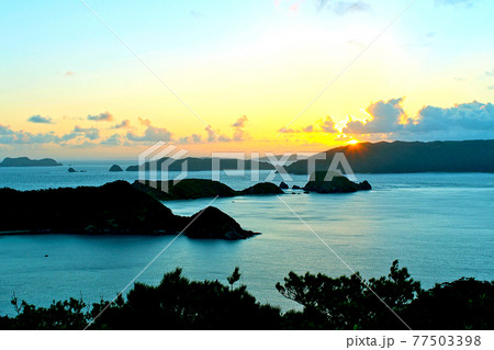 【沖縄】座間味島・高月山園地展望所からの眺め 慶良間諸島に昇る朝日 【沖縄】座間味島・高月山園地展望所からの眺め 慶良間諸島に昇る朝日 77503398
