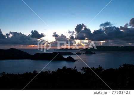 【沖縄】座間味島・高月山園地展望所からの眺め　朝日を待つ慶良間諸島 77503422