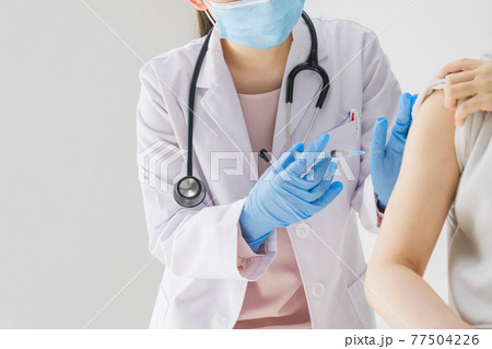 ワクチンを刺す医者 ワクチンを刺す医者 77504226