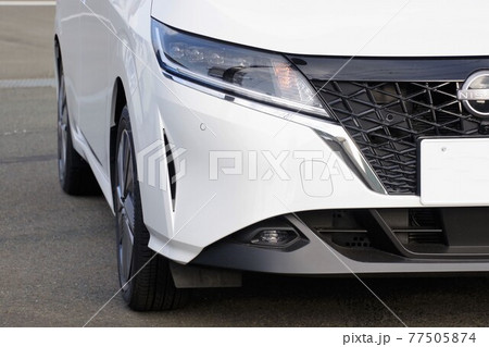 日産ノートのフロント部　ホワイトカラー 77505874