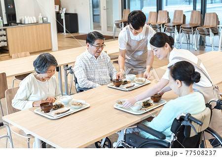 介護施設の食堂　撮影協力「LINK FOREST」 77508237