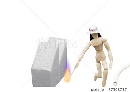 マッチポンプを行う消防士を模したデッサン人形 77508757