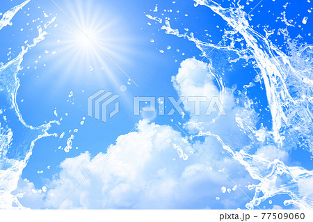 水しぶきと太陽の光がまぶしい夏の空 77509060