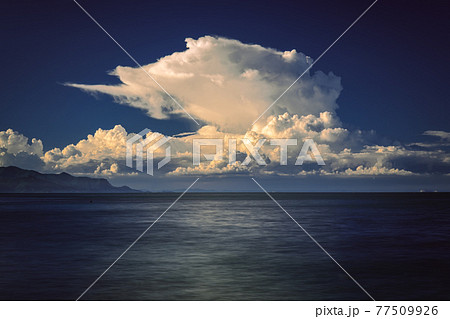 夏 入道雲が浮かんでいる海の自然風景 の写真素材