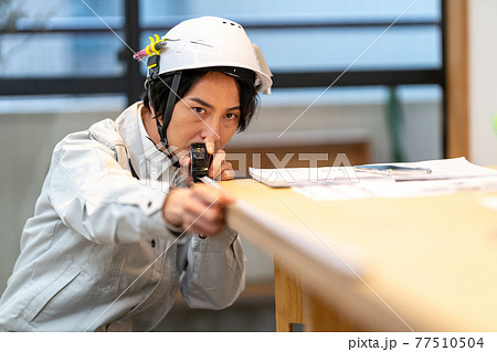 図面と現場を照合する工事監理者 図面と現場を照合する工事監理者 77510504