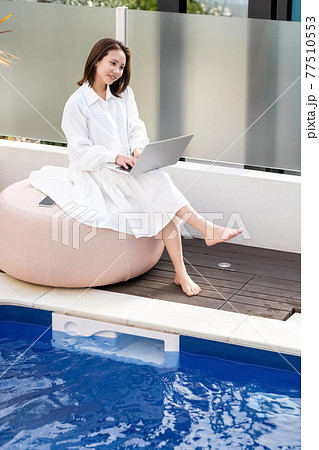 ワーケーション　プールサイド　仕事 77510553