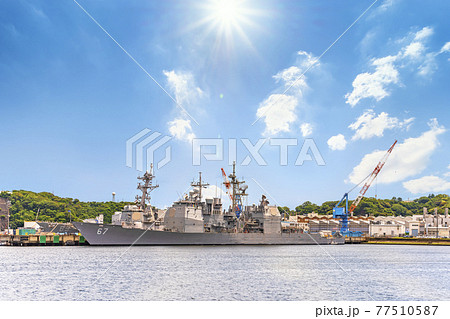 [神奈川・横須賀] 停泊中のアメリカ海軍タイコンデロガ級ミサイル巡洋艦の護衛艦シャイローCG-67 77510587