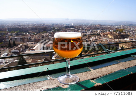 スペイングラナダ アルハンブラパレスホテルのカフェでビール スペイングラナダ アルハンブラパレスホテルのカフェでビール 77511083