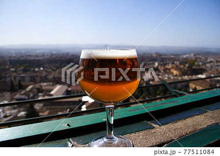 スペイングラナダ　アルハンブラパレスホテルのカフェでビール 77511084