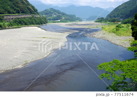 一級水系の富士川の河川敷 77511674