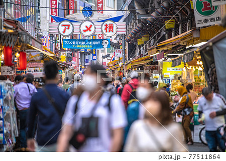 日本の東京都市景観　3度目の宣言下。アメ横には、多くの人出…＝5月8日 77511864