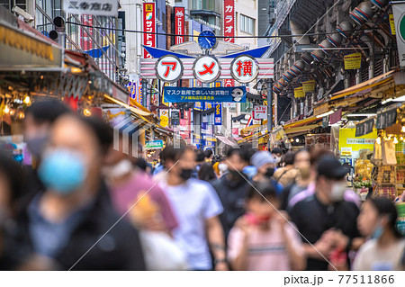 日本の東京都市景観　3度目の宣言下。アメ横には、多くの人出…＝5月8日 77511866