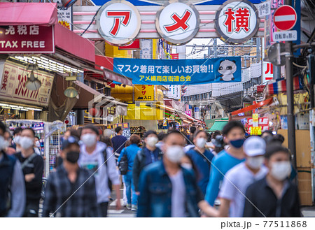 日本の東京都市景観　3度目の宣言下。アメ横には、多くの人出…＝5月8日 77511868