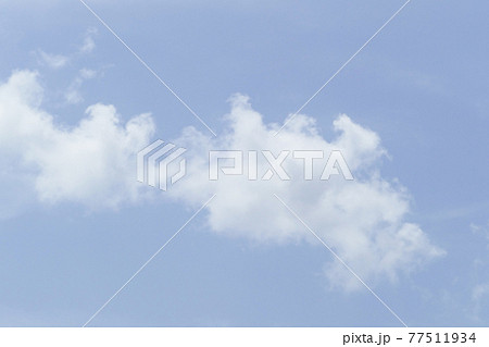 優しい水色の青空と雲 空背景 空と雲 優しい水色の青空と雲 空背景 空と雲 77511934