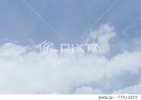 優しい水色の青空と雲 空背景 空と雲 優しい水色の青空と雲 空背景 空と雲 77511935