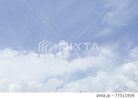 優しい水色の青空と雲 空背景 空と雲 優しい水色の青空と雲 空背景 空と雲 77511936