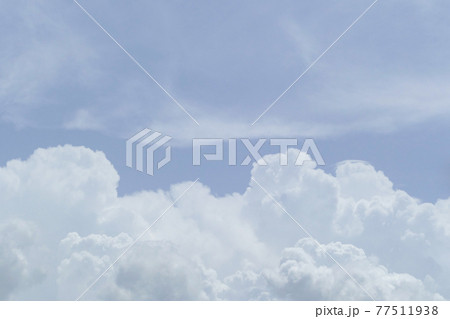 優しい水色の青空と雲 空背景 空と雲 優しい水色の青空と雲 空背景 空と雲 77511938