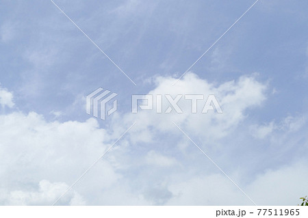 優しい水色の青空と雲　空背景　空と雲 77511965
