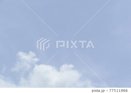 優しい水色の青空と雲 空背景 空と雲 優しい水色の青空と雲 空背景 空と雲 77511966