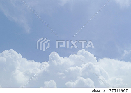 優しい水色の青空と雲 空背景 空と雲 優しい水色の青空と雲 空背景 空と雲 77511967