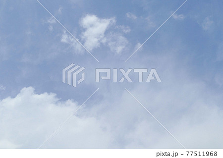 優しい水色の青空と雲 空背景 空と雲 優しい水色の青空と雲 空背景 空と雲 77511968