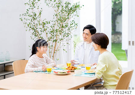 食事するミドルの家族 77512417
