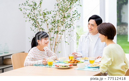 食事するミドルの家族 77512418