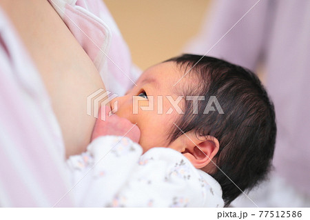 新生児に授乳するママ 77512586