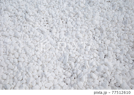 白い玉砂利の背景　a-1　ソフトイメージ 77512610