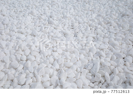 白い玉砂利の背景　b-1　ソフトイメージ 77512613