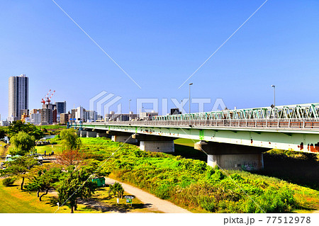 新葛飾橋／江戸川越しに金町駅方面を望む(東京都葛飾区)【2020.10】 77512978