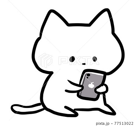 座ってスマホを眺めるネコ 77513022