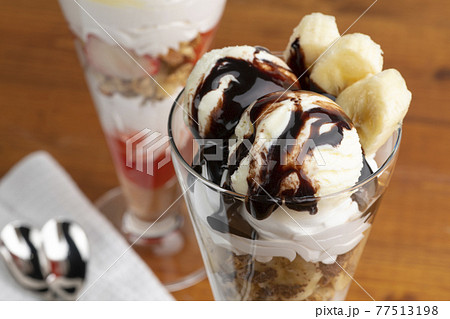 美味しいフルーツのパフェ 77513198