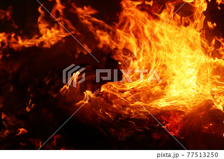 うねりながら迫る炎の背景画像 77513250