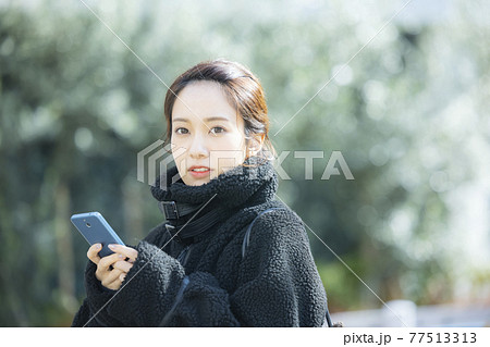 コートの女性 コートの女性 77513313