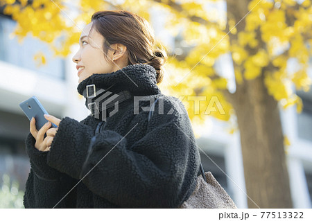 コートの女性 　 77513322