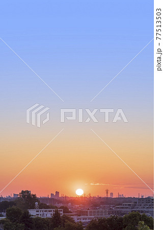 住宅地の朝　早朝　朝日　朝焼け　朝日　太陽 77513503