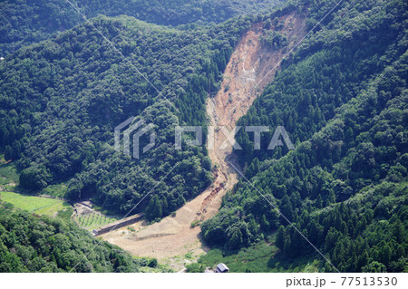大雨による土砂崩れ 大雨による土砂崩れ 77513530
