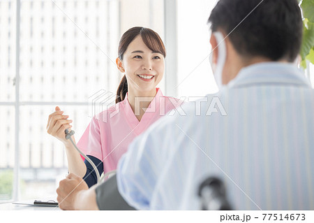 医療 患者の血圧を測定する看護師(女性) 医療 患者の血圧を測定する看護師(女性) 77514673
