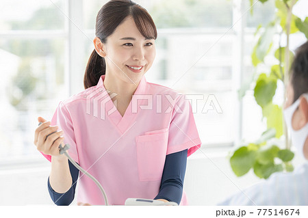 医療 患者の血圧を測定する看護師(女性) 医療 患者の血圧を測定する看護師(女性) 77514674