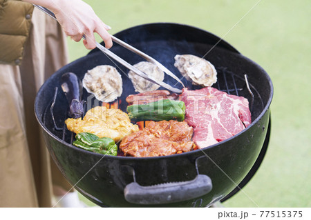 BBQを楽しむ女性 BBQを楽しむ女性 77515375