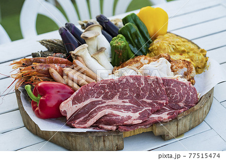 野菜や肉などが並べられたBBQ食材 77515474