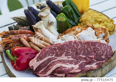 野菜や肉などが並べられたBBQ食材 野菜や肉などが並べられたBBQ食材 77515475