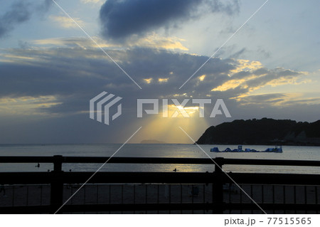 逗子海岸　夏休みの夕暮れ 77515565