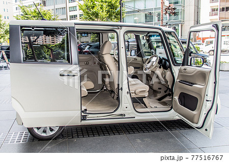 ハイトールワゴン型の軽自動車の室内を右側面から撮影 ハイトールワゴン型の軽自動車の室内を右側面から撮影 77516767