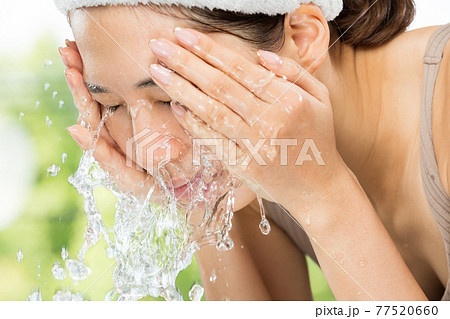 洗顔する女性 77520660