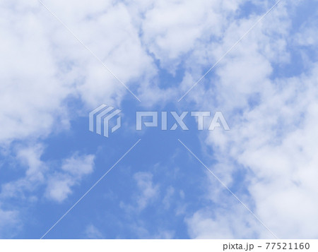 やさしい水色の青空と雲 空背景 空と雲 やさしい水色の青空と雲 空背景 空と雲 77521160