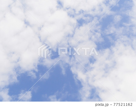 やさしい水色の青空と雲　空背景　空と雲 77521162